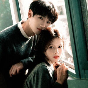 你在左边 我紧靠右