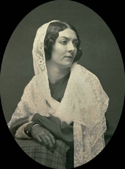 Lola Montez是她的艺名,1821年2月17日——1861年1月17日
她是一位爱尔兰舞蹈家和演员,因为“西班牙舞者”而闻名,因为和路易威奇国王的情人关系被封为Landsfeld伯爵夫人,她利用她的影响力参政,在1848年德国革命…