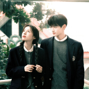 你在左边 我紧靠右