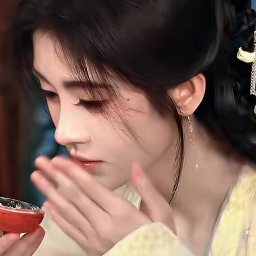 落在睫上的雨是夏天还未蒸发的泪