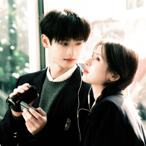 你在左边 我紧靠右