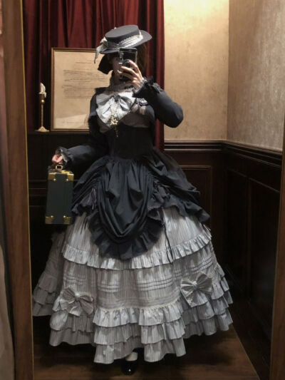 这么美貌的小裙子我先干为敬！
这设计这配色简直绝了！