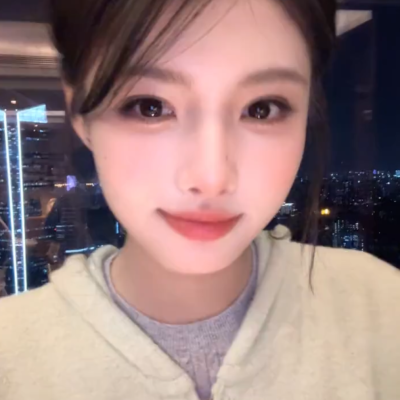 阳光是夏日的囚徒拥抱过期的记忆