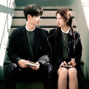 你在左边 我紧靠右