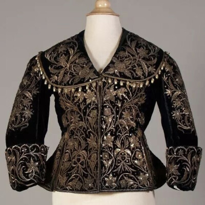 1870年的西班牙金线刺绣黑色天鹅绒上衣