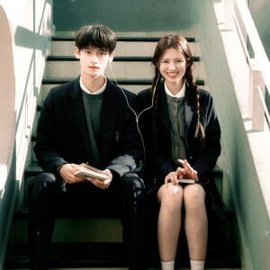 你在左边 我紧靠右