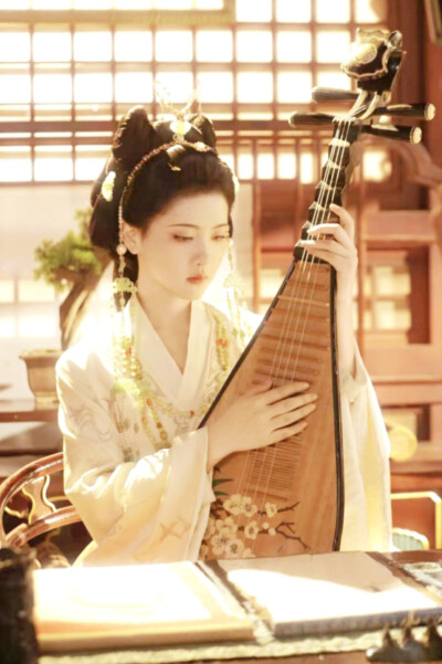 山有木兮木有枝 江初月