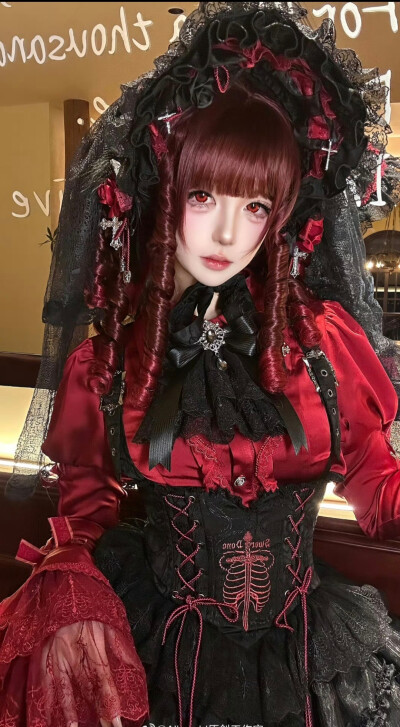 宝宝觉得这个裙子配斗篷好看不！有点想搭配一下斗篷不知道效果怎么样