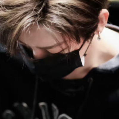 我本想大声斥责但他真的好香