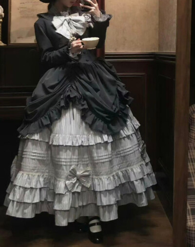 真的很古早内味了好嘛，有被黑灰色给种草到鸭，这个古早感真的是拉满了
#吃我一波lolita安利 #lolita原创设计 #Lolita 