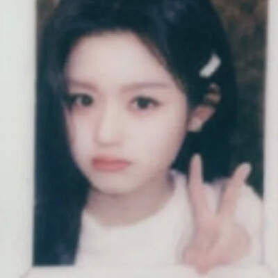 灰色的泪水截断我所有的妄想，隔着朦胧寻找穿透迷雾的你。