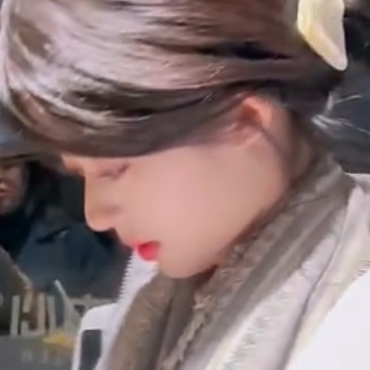 灰色的泪水截断我所有的妄想，隔着朦胧寻找穿透迷雾的你。