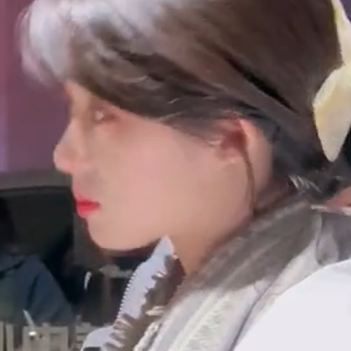 灰色的泪水截断我所有的妄想，隔着朦胧寻找穿透迷雾的你。