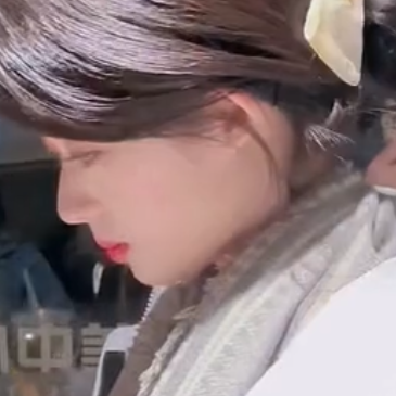 灰色的泪水截断我所有的妄想，隔着朦胧寻找穿透迷雾的你。