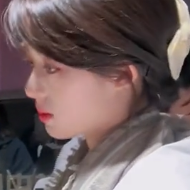 灰色的泪水截断我所有的妄想，隔着朦胧寻找穿透迷雾的你。