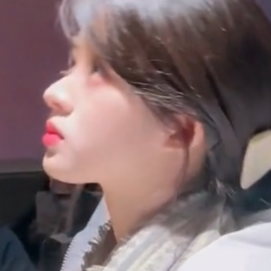 灰色的泪水截断我所有的妄想，隔着朦胧寻找穿透迷雾的你。