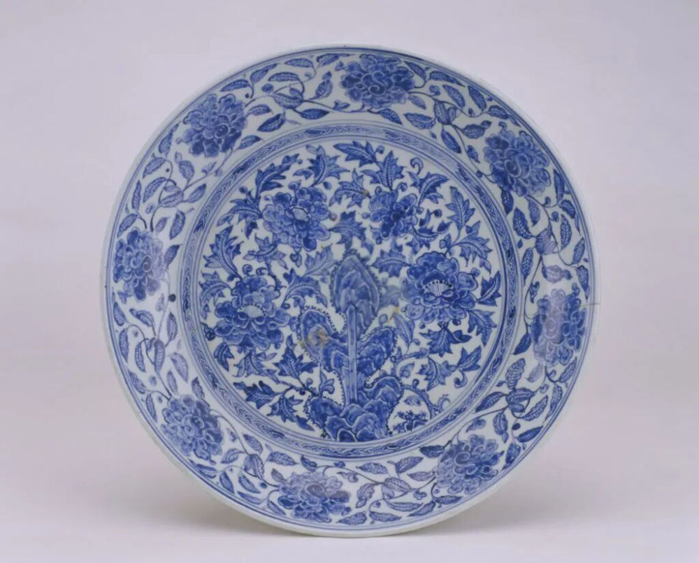 ▲ 青花牡丹盘 明天顺 故宫博物院藏