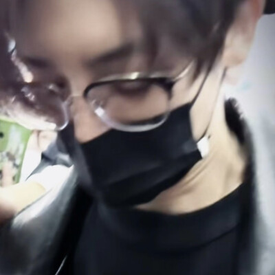 谁自我传奇化用眼泪填海