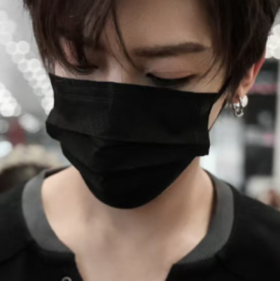 我本想大声斥责但他真的好香