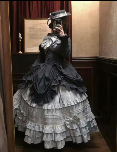 真的很古早内味了好嘛，有被黑灰色给种草到鸭，这个古早感真的是拉满了
#吃我一波lolita安利 #lolita原创设计 #Lolita 