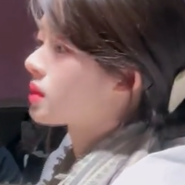 灰色的泪水截断我所有的妄想，隔着朦胧寻找穿透迷雾的你。