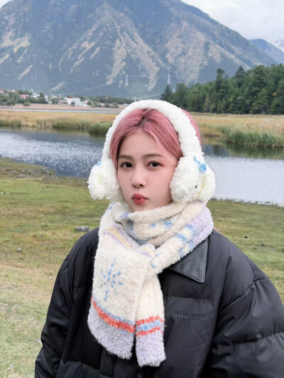 你不必是谁的掌上明珠，
但你必是自己的独家珍宝。
——世界之外
