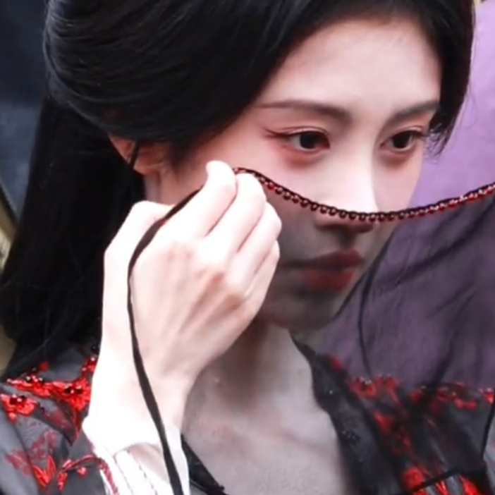 吻痕染着痛苦的烙印黑夜是无解的命题