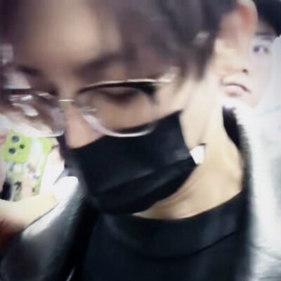 谁自我传奇化用眼泪填海