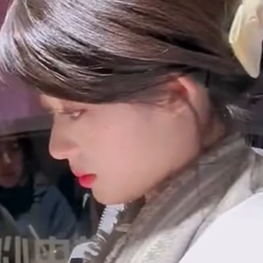 灰色的泪水截断我所有的妄想，隔着朦胧寻找穿透迷雾的你。