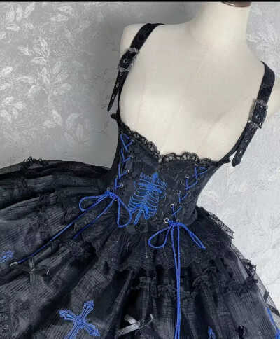 有被种草到这条，也是开定啦，好喜欢这个蓝色，真的好好看
#lo安利 #lo #lolita安利 