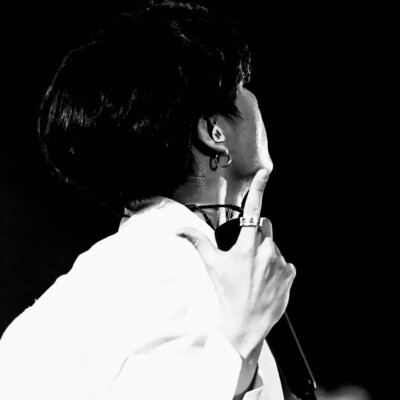 她有一种饱经世故的天真