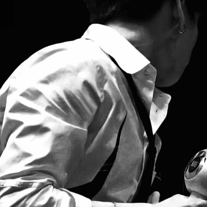 她有一种饱经世故的天真