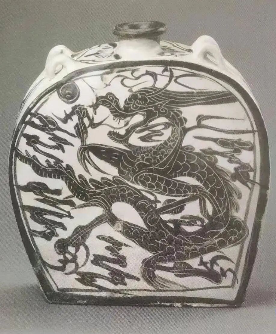 ▲ 元 磁州窑白地龙凤纹四系扁壶 首都博物馆藏