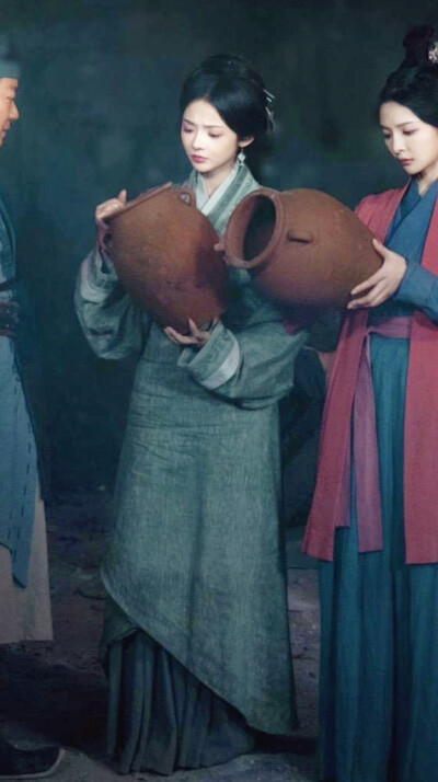 一抹丹砂映清辉