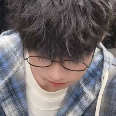 虽然有点不礼貌但是还是想问一下 为什么加好友到现在都没见过你谈恋爱你不会在等我吧