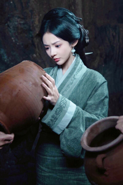 一抹丹砂映清辉