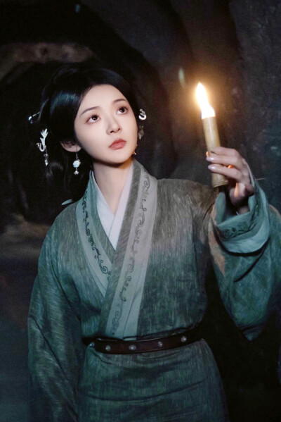 一抹丹砂映清辉