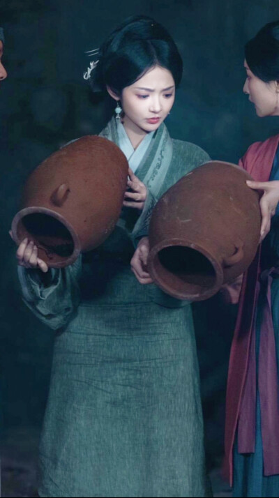 一抹丹砂映清辉