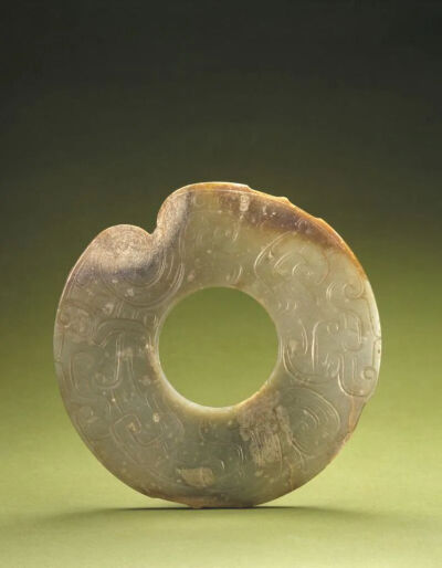 ▲ 青玉龙纹璧 西周 故宫博物院藏