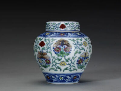 ▲ 清雍正 斗彩团花菊蝶纹盖罐 故宫博物院藏