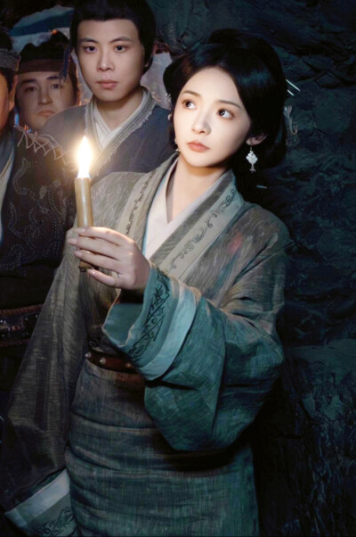 一抹丹砂映清辉