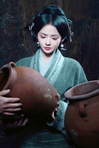 一抹丹砂映清辉