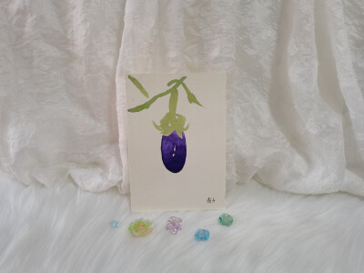 46 茄子（绘画 | 水彩 | 果花甘05）
2018.10.04
是深夜的颜色。紫色的茄子在暗处眨眼，眼中是深沉的青莲色。
极光褪去的夜，冷风吹动翻涌的云。夜深了，茄子的表皮光洁可鉴，映出秋夜冷凝的云天。
寒冷的时节，秋…