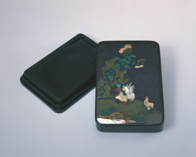 清道光  “卢葵生造”百宝嵌雄鸡图长方形漆砂砚盒
北京故宫博物院藏
