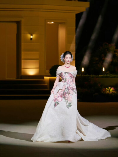 刘亦菲出席2025 VOGUE时尚之力二十周年盛会造型图集，Elie Saab 2025秋冬系列高定礼服搭配Bvlgari宝格丽高级珠宝2025.10.23