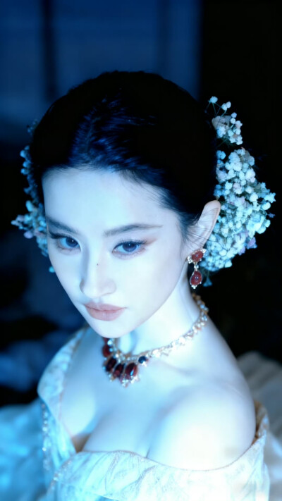 刘亦菲出席2025 VOGUE时尚之力二十周年盛会造型图集，Elie Saab 2025秋冬系列高定礼服搭配Bvlgari宝格丽高级珠宝2025.10.23