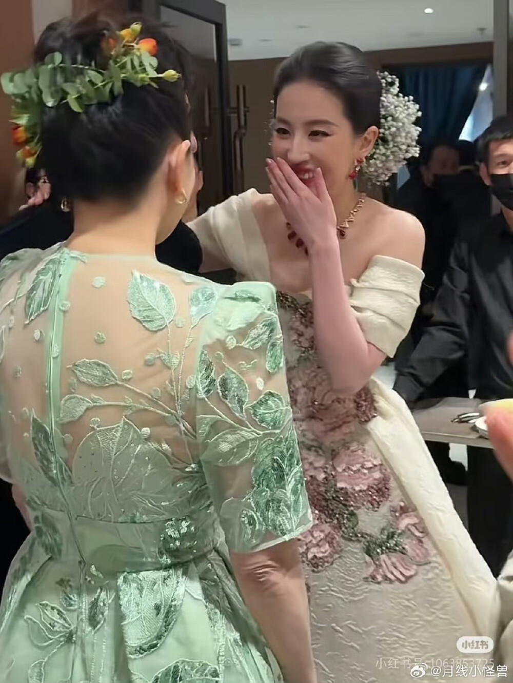 刘亦菲出席2025 VOGUE时尚之力二十周年盛会造型图集，Elie Saab 2025秋冬系列高定礼服搭配Bvlgari宝格丽高级珠宝2025.10.23