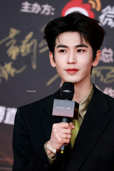 cr.WildBluebell·张凌赫