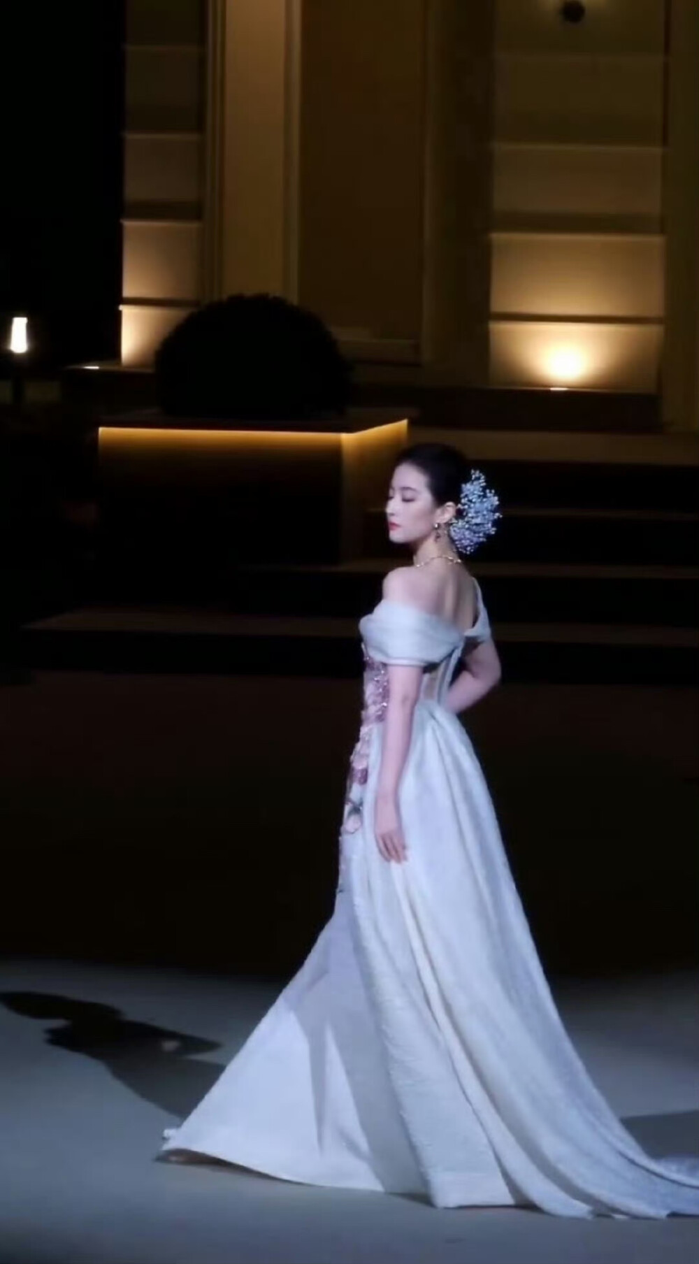 刘亦菲出席2025 VOGUE时尚之力二十周年盛会造型图集，Elie Saab 2025秋冬系列高定礼服搭配Bvlgari宝格丽高级珠宝2025.10.23