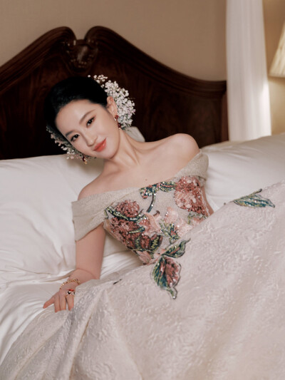 刘亦菲出席2025 VOGUE时尚之力二十周年盛会造型图集，Elie Saab 2025秋冬系列高定礼服搭配Bvlgari宝格丽高级珠宝2025.10.23